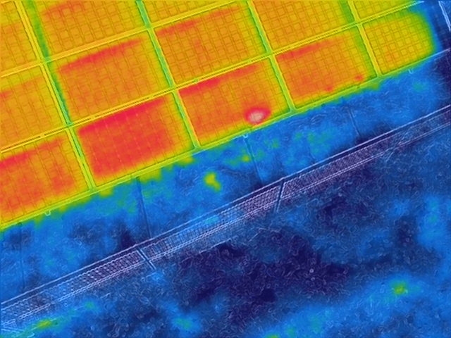 太陽光パネル点検　太陽光パネル　ソーラーパネル　ぐんまソーラーメンテ相談室 ドローン　航空写真　太陽光影　ホットスポット化