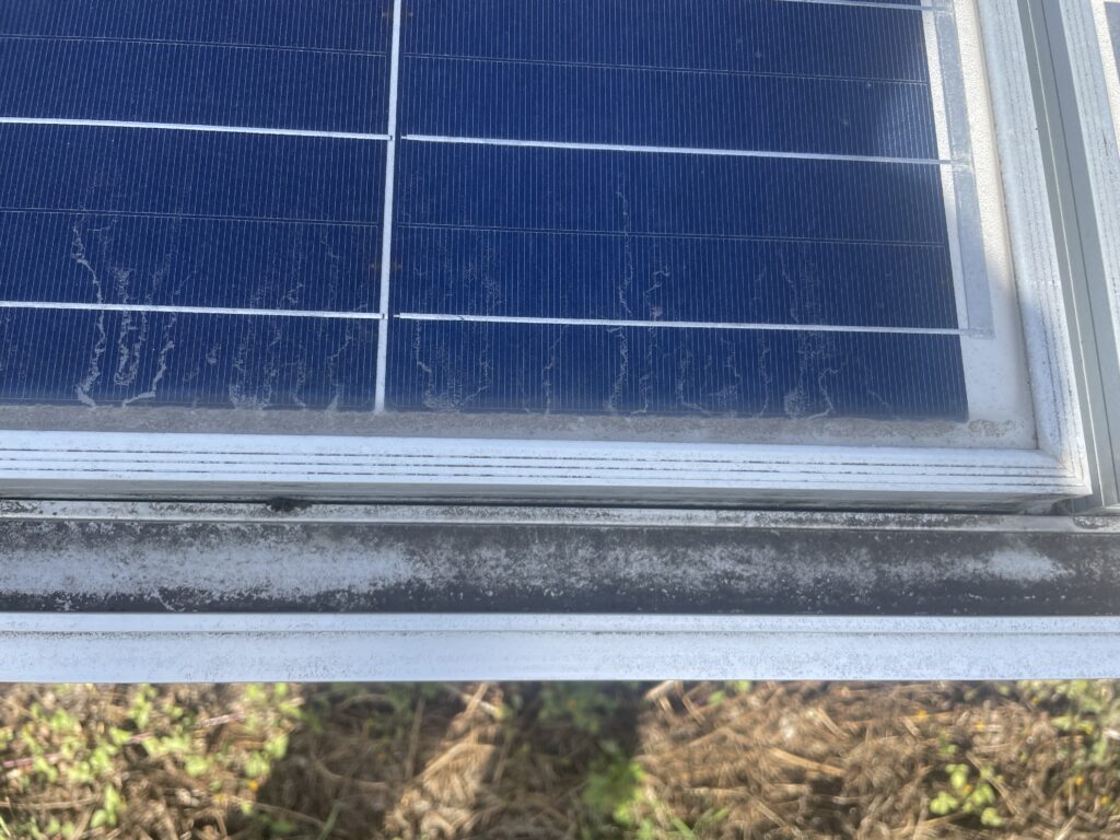 太陽光パネル点検　太陽光パネル　ソーラーパネル　ぐんまソーラーメンテ相談室　太陽光メンテナンス 太陽光発電不具合事例　パネル下部汚れ